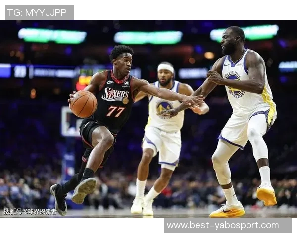 埃奇库姆倒地抢断展现速度76人迅速暂停保护球权